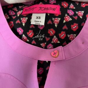Betsey Johnson women scrubs top with iconic BJ logo heart button - Size: XS